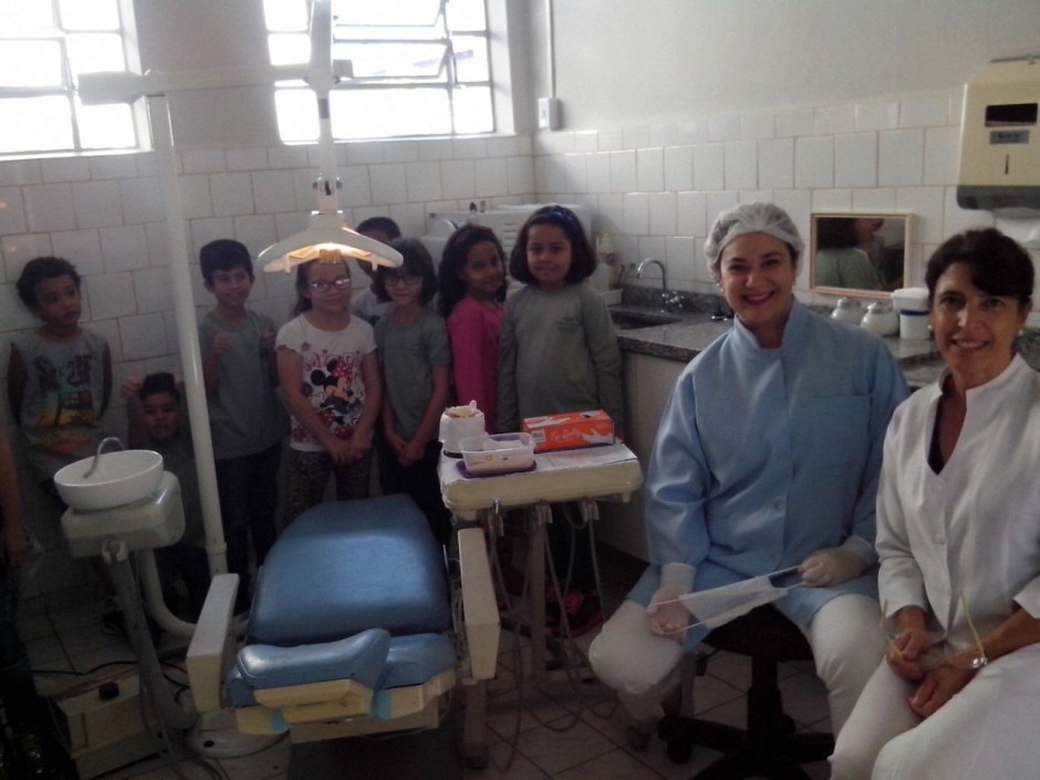 As dentistas Flavia Polay e Wania Fonte Boa durante a avaliação na escola Maria da Silveira