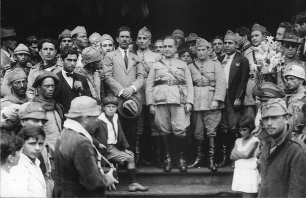 Comitiva-de-Getúlio-Vargas-ao-centro-fotografada-por-Claro-Jansson-durante-sua-passagem-por-Itararé-São-Paulo-a-caminho-do-Rio-de-Janeiro-após-a-vitoriosa-Revolução-de-1930.