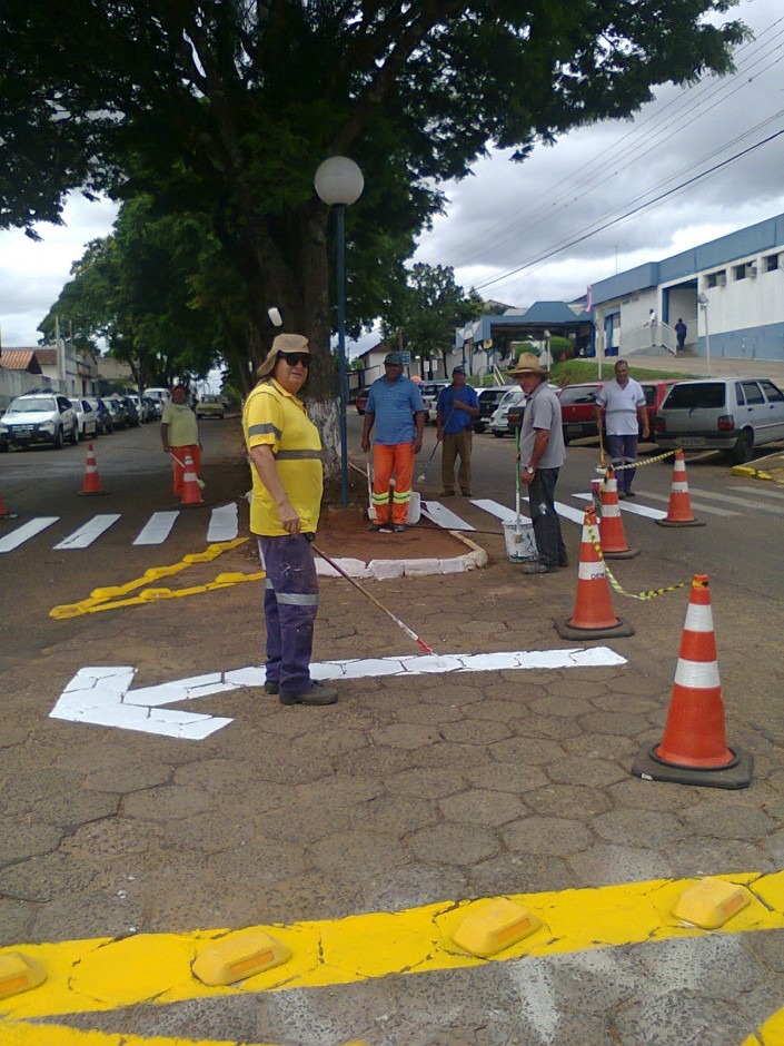 Equipe do Demutran corrige pintura de solo no incício da rua São Pedro