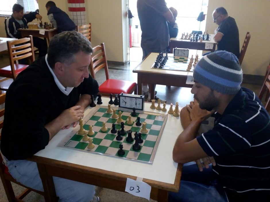 Roberto, de Itapetininga, classificou-se em segundo lugar no xadrez. Na foto, ele disputa com Duyllhon Brene