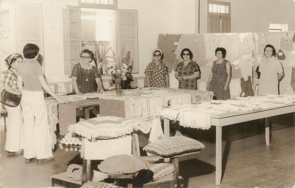 Uma das mais de mil fotos do arquivo. Exposição de bordados no CCP pelo Sistema de Obras Sociais nos anos 60