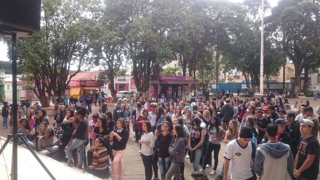 durante todo o dia, diversas pessoas compareceram à Praça Francisco Alves Negrão (São Pedro) para fazer alguma das atividades propostas pela Prefeitur
