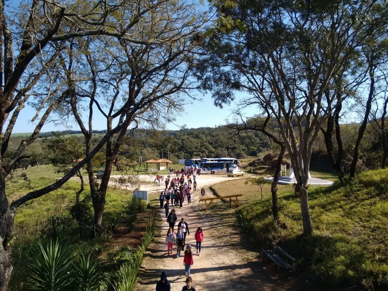 Parque da Barreira de Itararé (SP) recebe alunos de Cotia (SP)