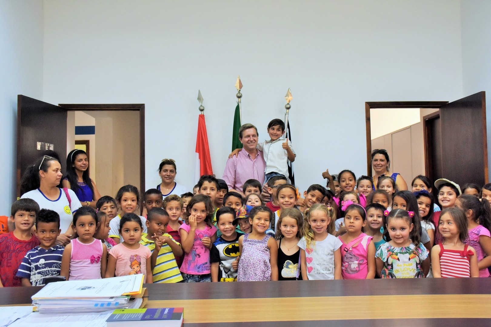 Prefeito de Itararé (SP) recebe alunos do bairro Pedra Branca no gabinete
