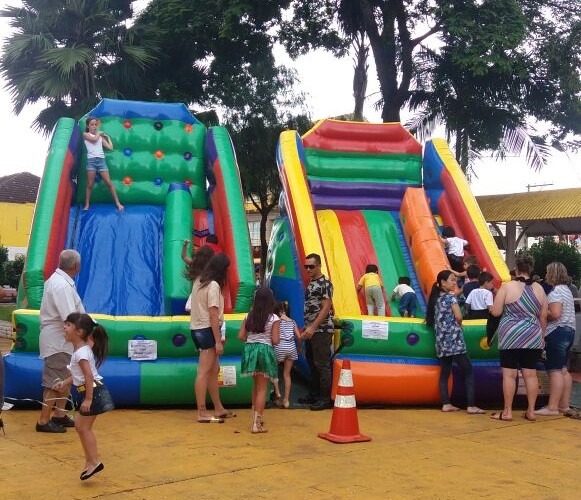 Cerca de duas mil pessoas prestigiam carnaval na praça em Itararé (SP)