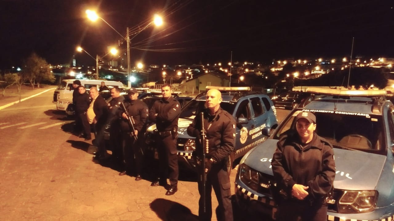 Forças policiais realizam operação noturna em Itararé (SP)