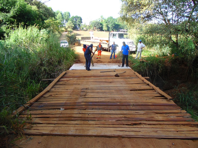 Equipe de Secretaria realiza reforma de ponte vicinal