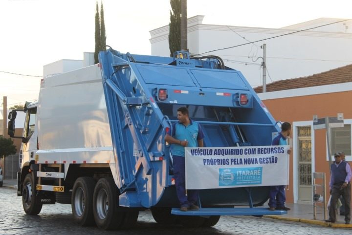 Prefeito de Itararé adquire caminhão de lixo com recursos próprios e gera economia de R$ 150 mil ao município