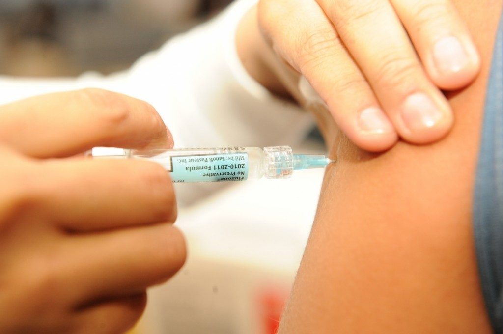 Meninas entre 11 e 13 anos devem tomar a segunda dose da vacina contra o HPV
