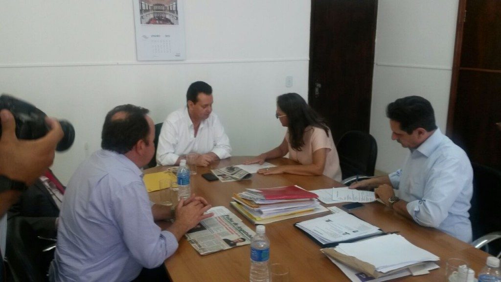 Prefeita Cristina Ghizzi entrega demandas ao Ministro das Cidades, Gilberto Kassab