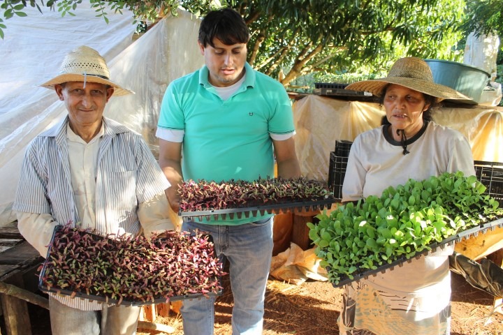 Prefeito de Itararé (SP), Heliton do Valle, ajuda produtores rurais a ampliar produção