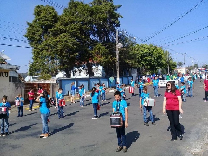 Bandinha da Sucata de Itararé (SP) participa de desfile em Sengés (PR)