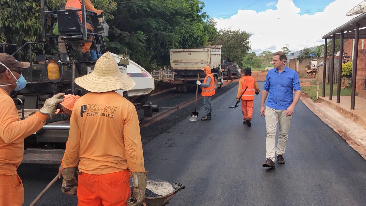 Prefeito de Itararé (SP) acompanha obras de pavimentação no bairro Parque Centenário