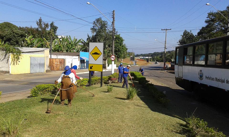 Serviços Gerais realiza manutenção de jardim em Itararé (SP)