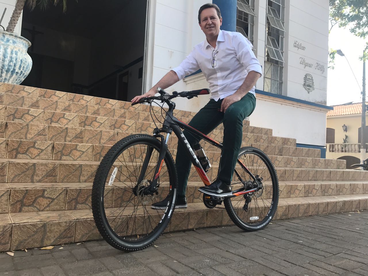 No Dia Mundial Sem Carro, prefeito de Itararé (SP) vai ao trabalho de bicicleta
