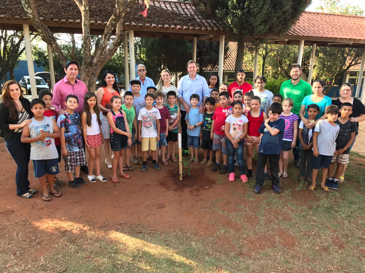 Para comemorar Dia da Árvore, prefeito de Itararé (SP) participa de plantio de mudas