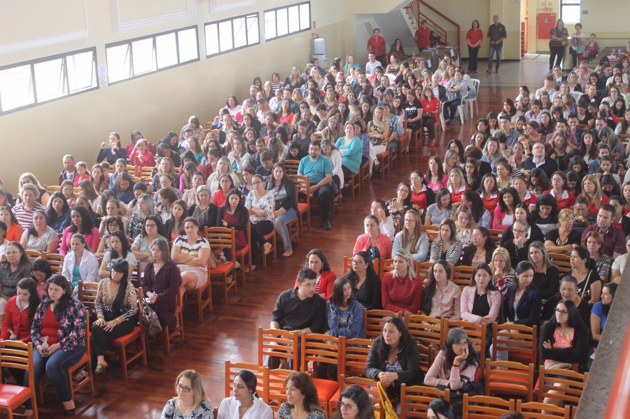 Cerca de 400 pessoas prestigiam seminário sobre Educação em Itararé (SP)