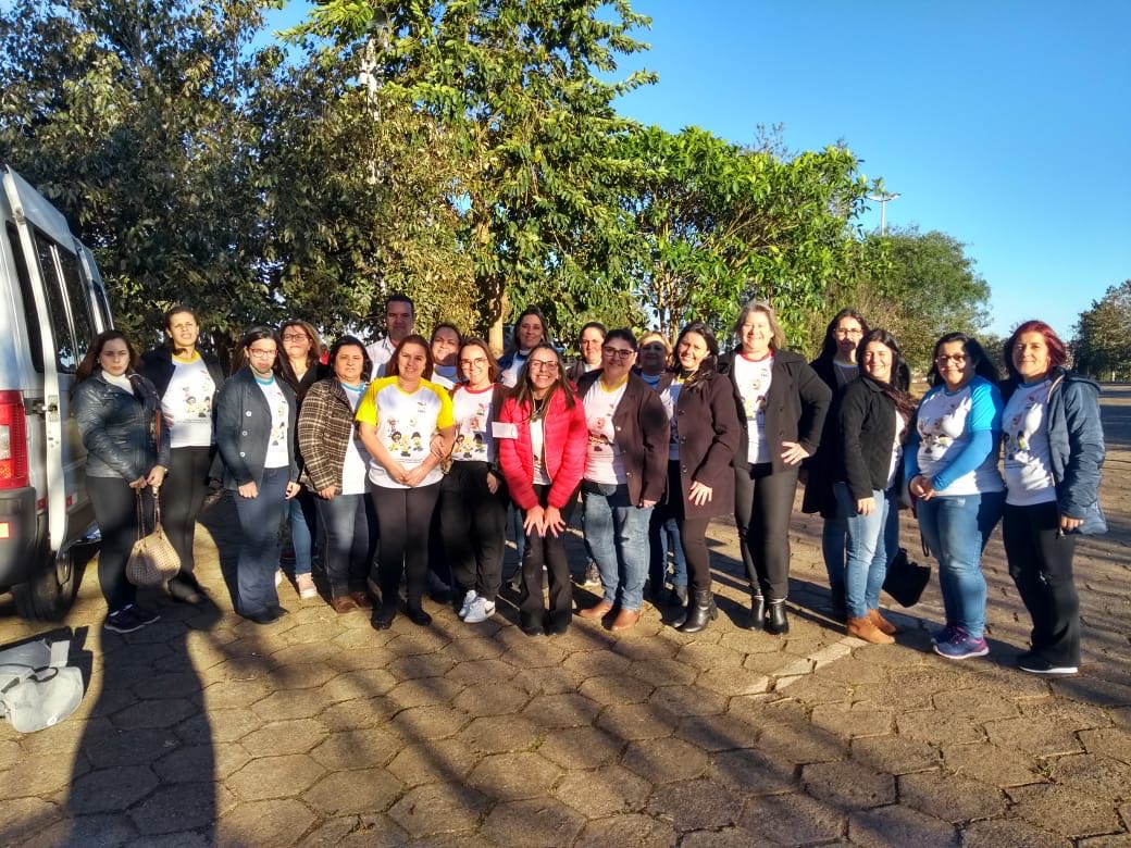 Heliton do Valle parabeniza coordenadores pedagógicos de Itararé (SP)