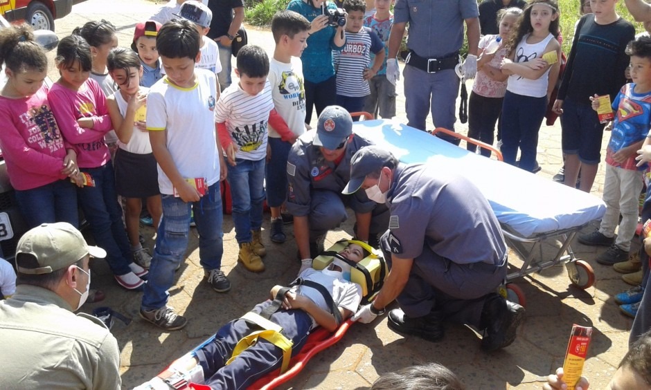 Alunos da Escola Municipal Maria Olívia de Melo participam de simulação de primeiros socorros