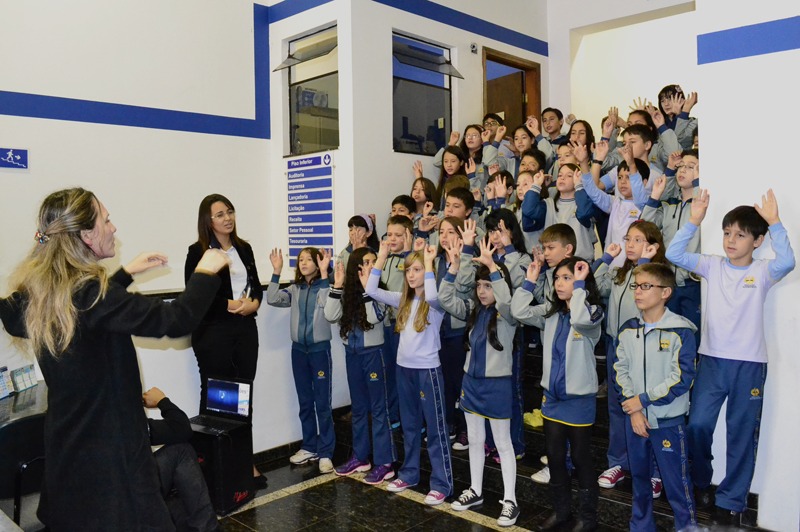 Alunos do colégio Adventista realizam Cantata de Páscoa no saguão do Paço Municipal