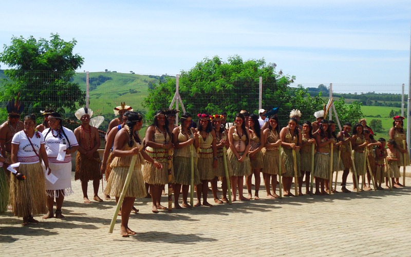Adolescentes e Idosos comemoram Dia do Índio com visita em aldeia