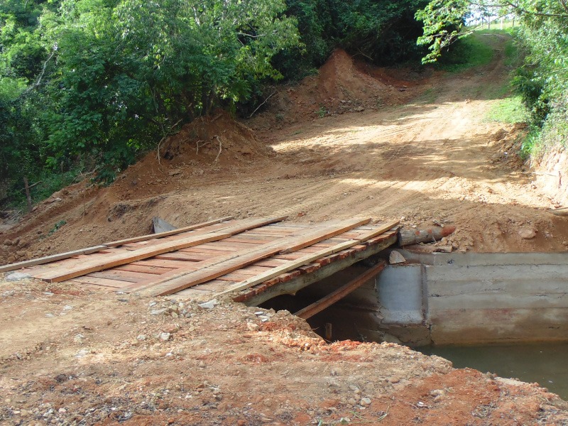 Prefeitura reconstrói ponte no bairro Morro Azul