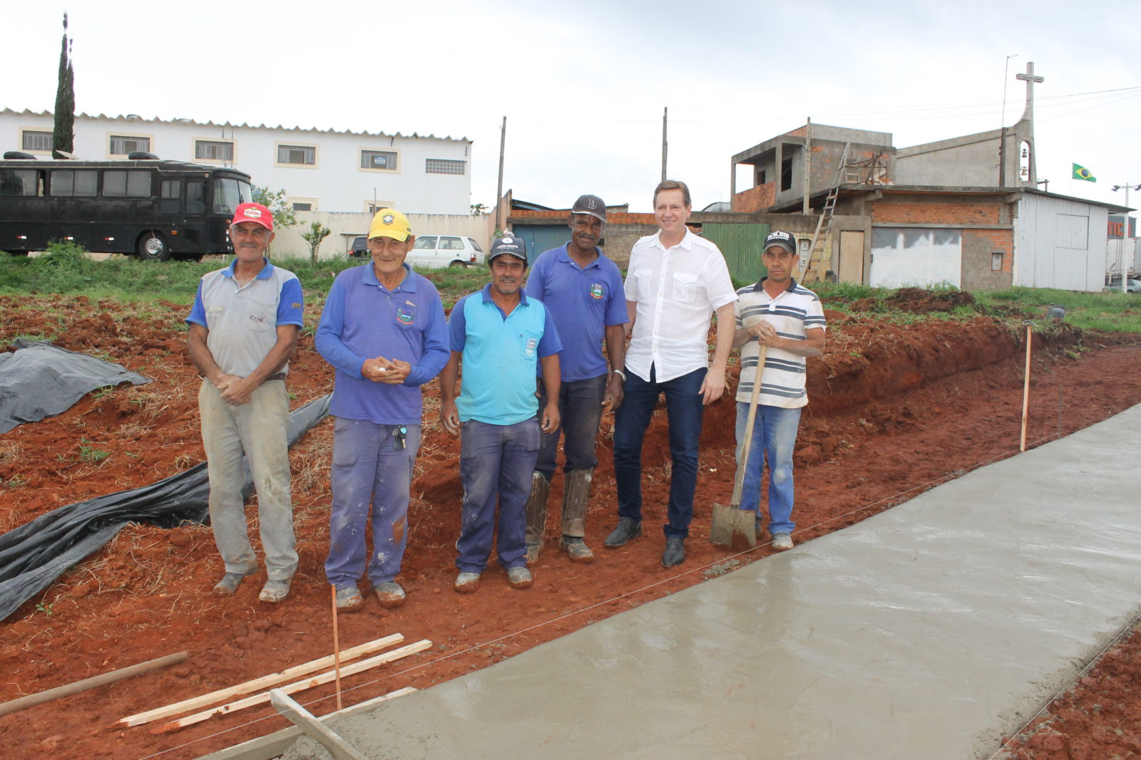 Acessibilidade: Com recursos próprios, gestão Heliton do Valle constrói calçada na Vila São João em Itararé (SP)