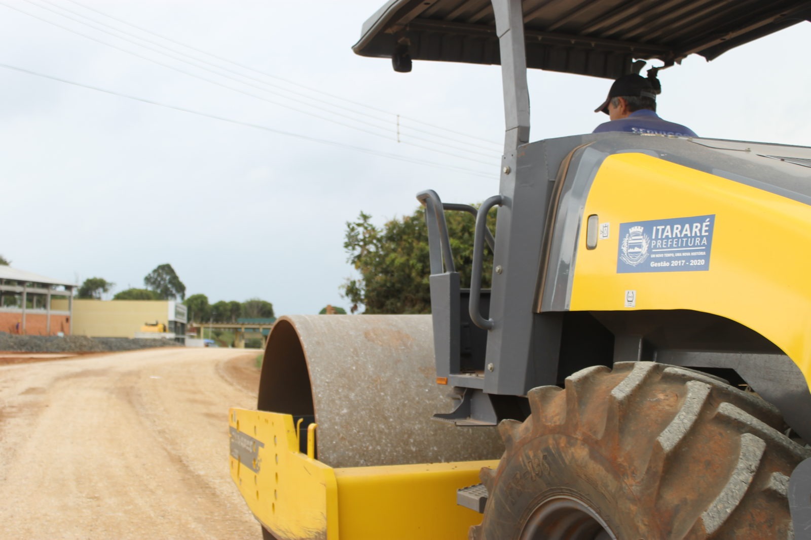 Com recursos próprios, gestão Heliton do Valle melhora condições das estradas de terra em Itararé (SP)