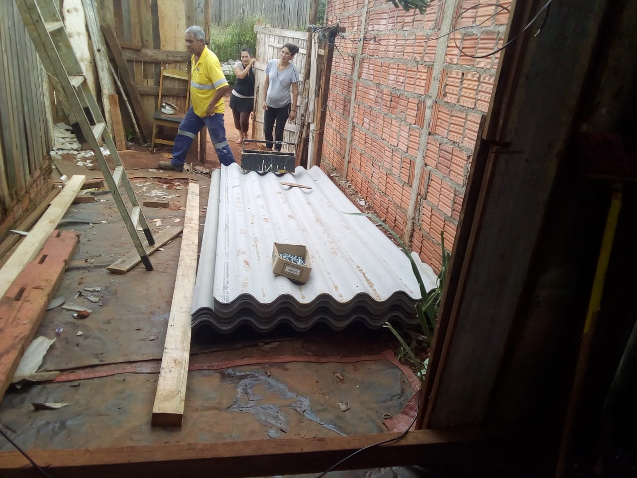 Prefeitura de Itararé (SP) doa telhas para reconstrução de casa atingida pelas chuvas