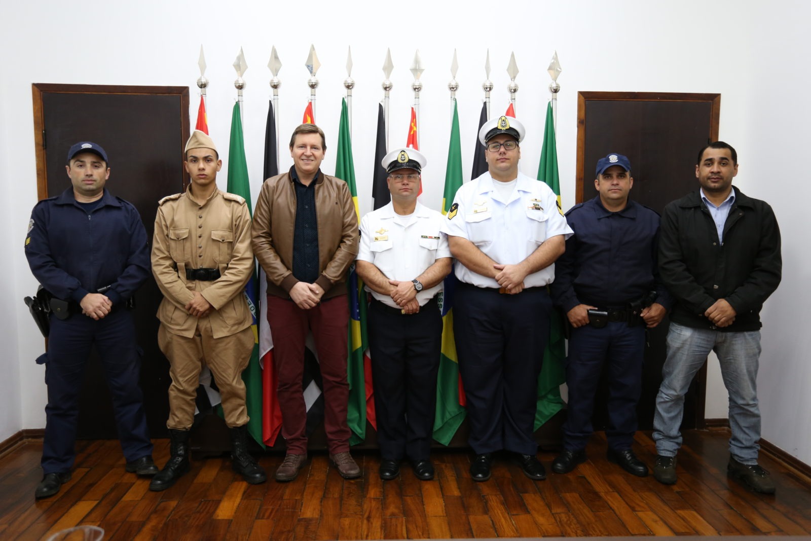 Prefeitura de Itararé (SP) recebe sargentos da Marinha