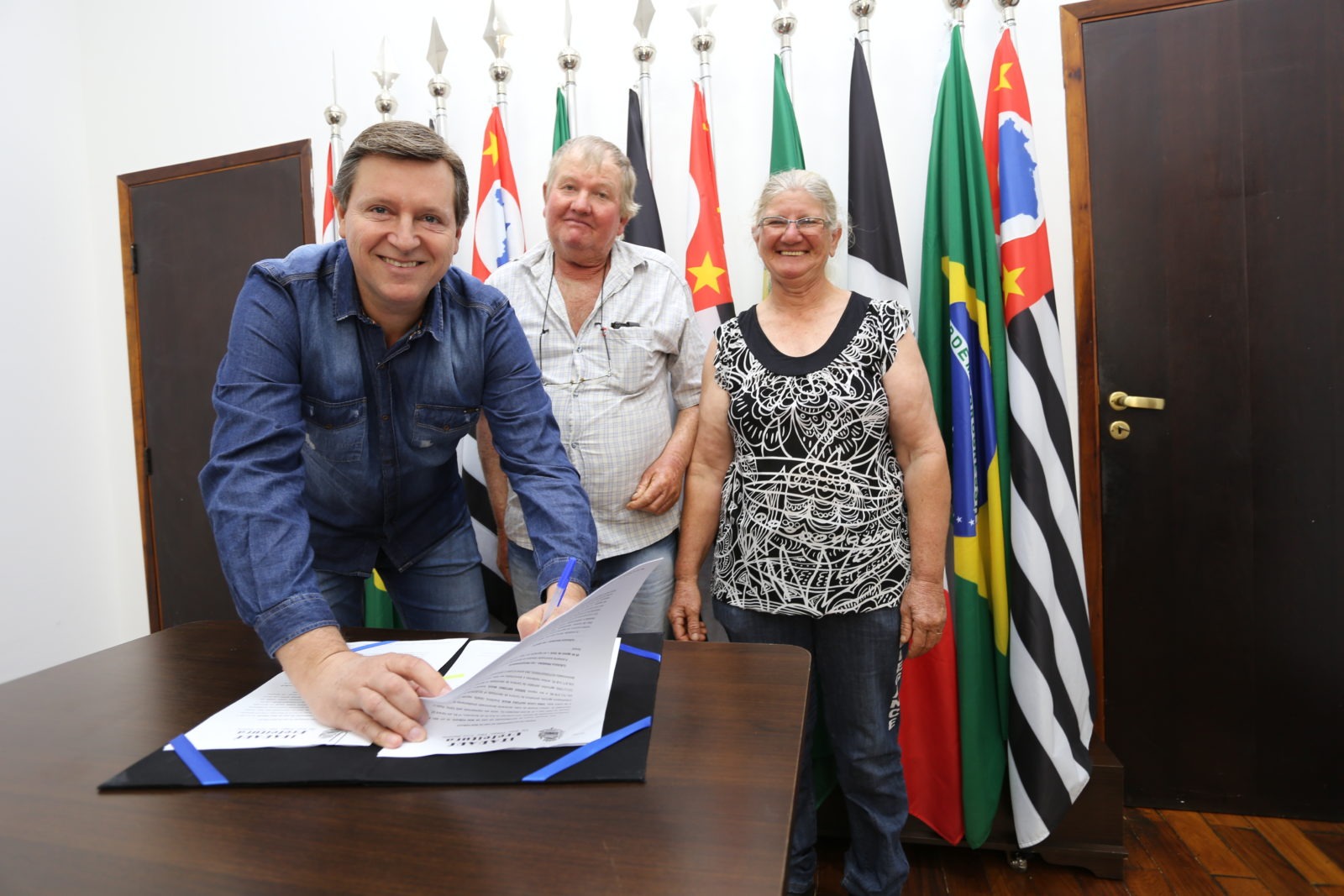 Prefeito de Itararé (SP) assina termo de cessão do uso de lotes da zona rural