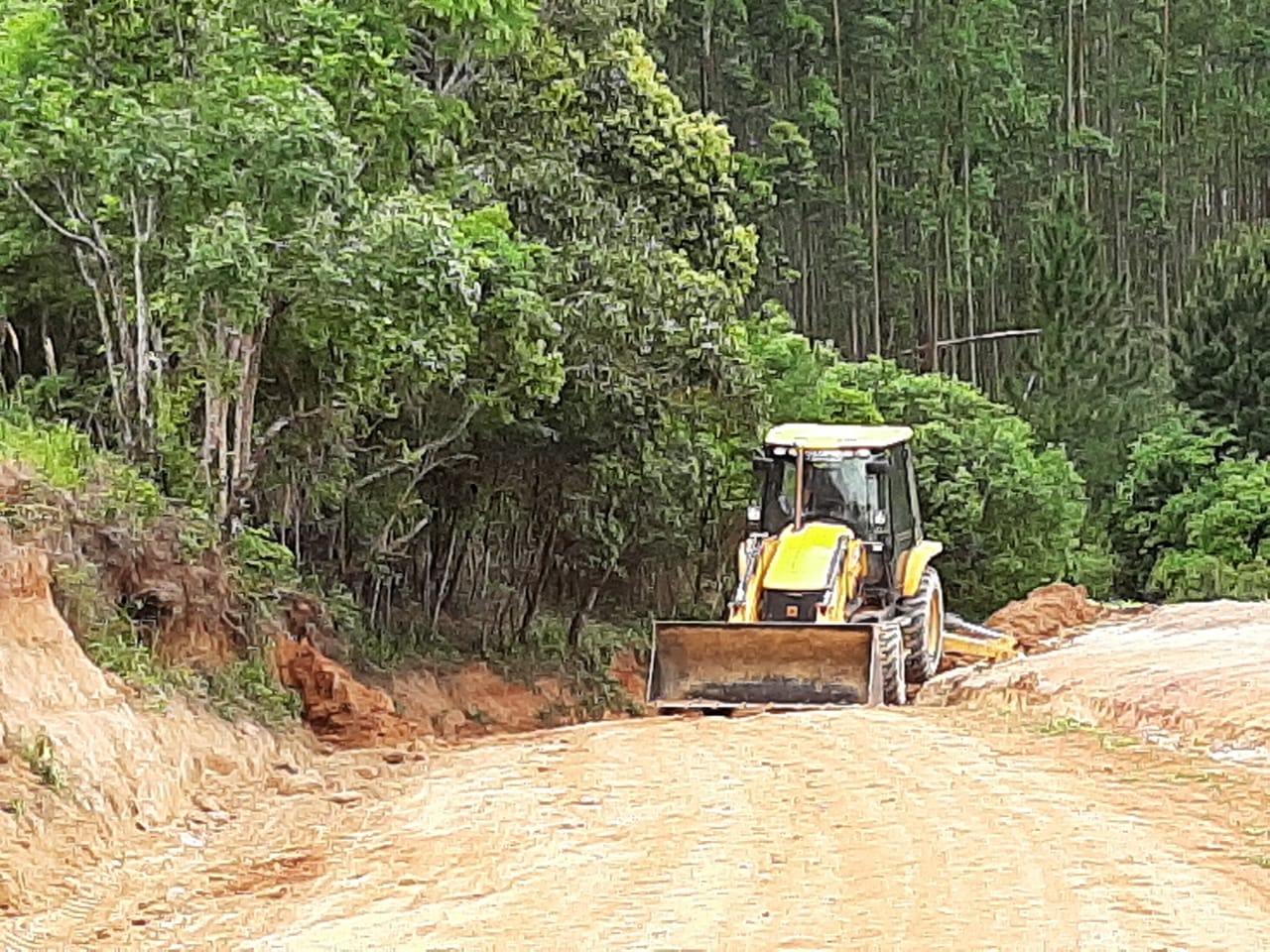 Prefeitura de Itararé (SP) realiza manutenção em estradas rurais