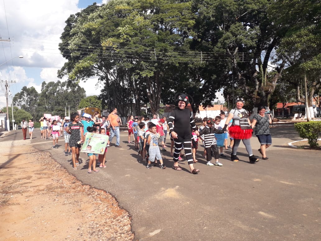 Em Itararé (SP), alunos da EMC Profª Alice Braga realizam passeata de combate à dengue