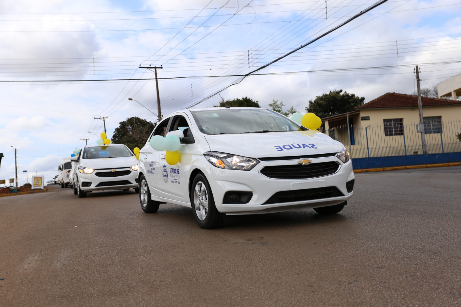 Prefeito de Itararé (SP) entrega veículo para uso da Saúde da Família