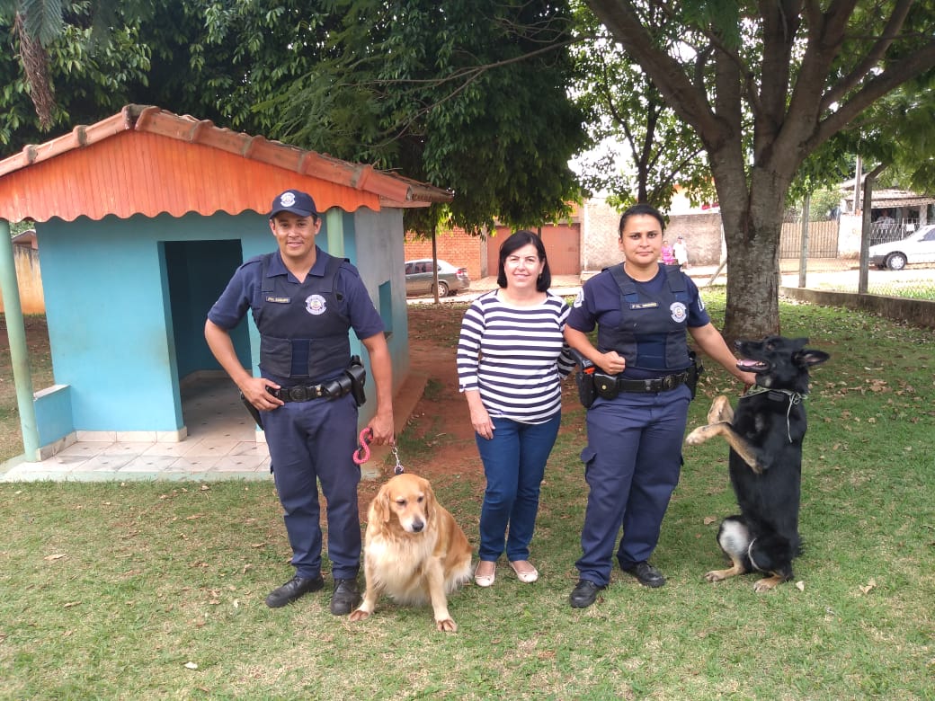 Em Itararé (SP), projeto Cãoterapeura Amigo realiza visitas nas escolas da Rede Municipal de Ensino