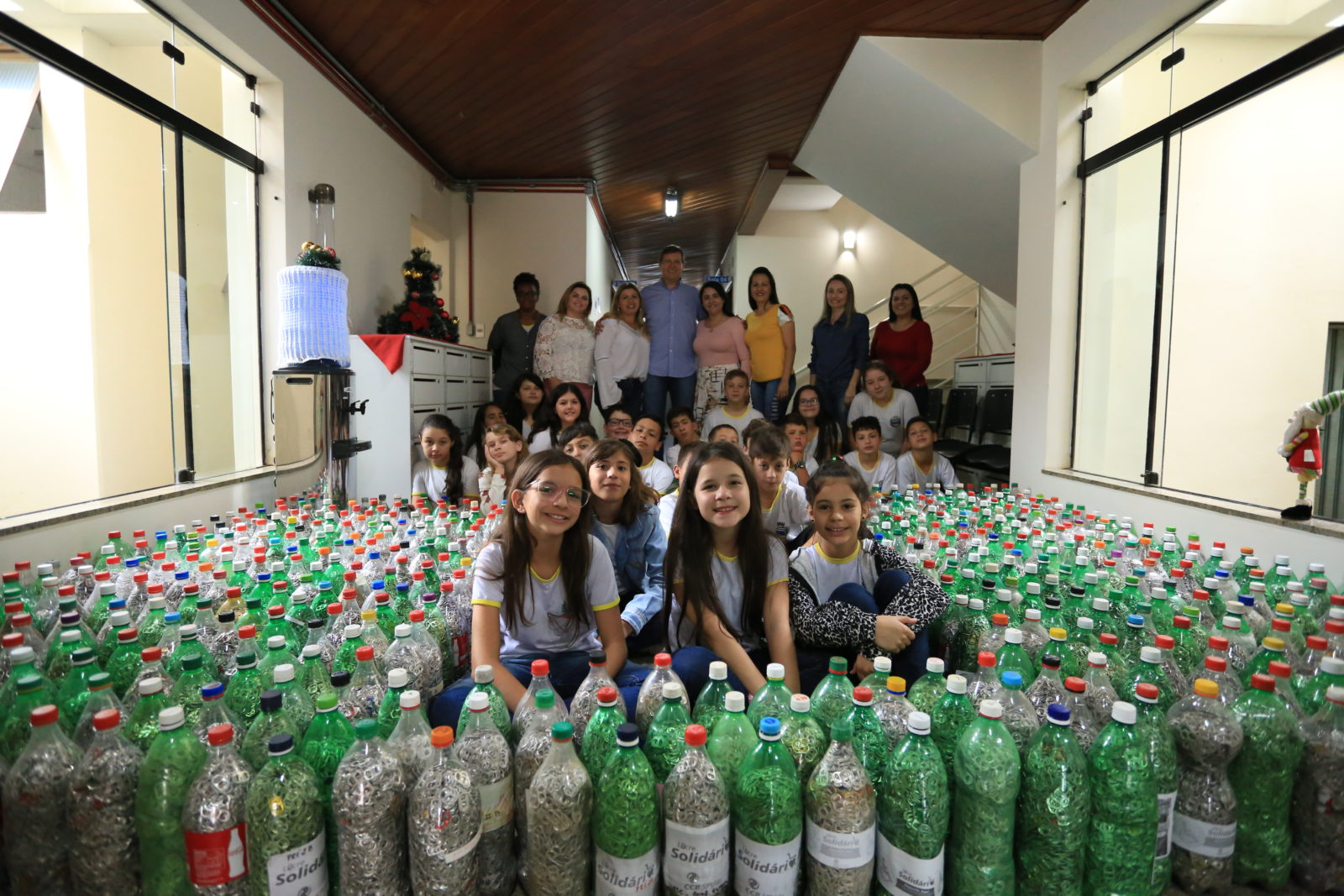 Rede Municipal de Ensino de Itararé (SP) preenche mais de 500 garrafas com lacres de alumínio
