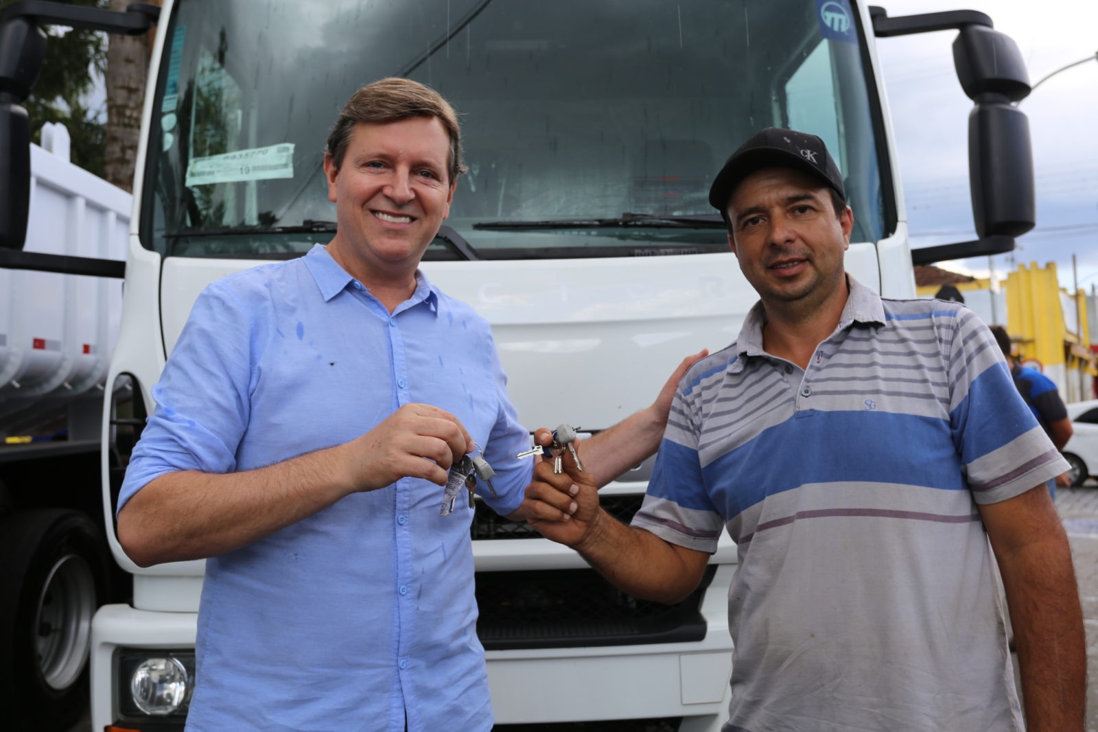 Com recursos próprios, Prefeitura conquista mais dois caminhões basculantes para Itararé (SP)