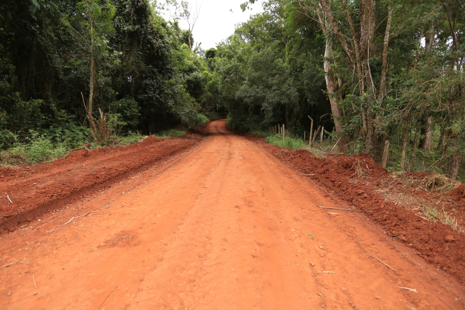 Prefeitura de Itararé (SP) realiza manutenção em estrada rural do município
