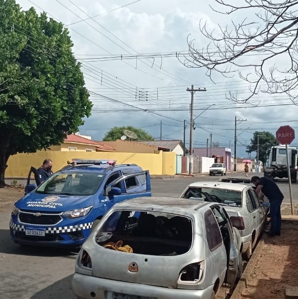 Demutran e GCM notificam proprietários de veículos abandonados nas ruas de Itararé (SP)