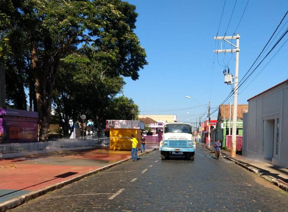 Secretaria Municipal de Serviços realiza desinfecção na área central de Itararé (SP)