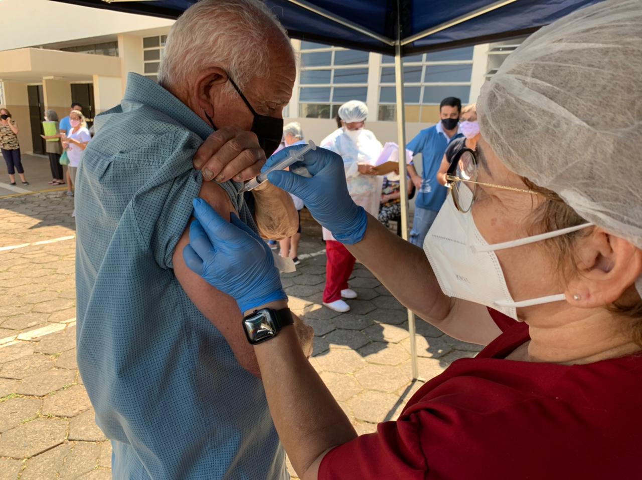 Calendário de vacinação: Idosos de 65 e 66 anos recebem a primeira dose da vacina contra covid-19 nesta quinta em Itararé (SP)