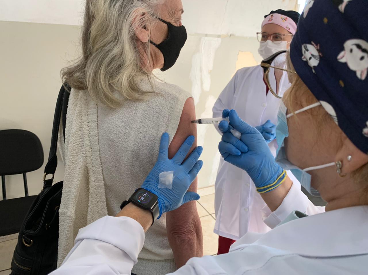 Calendário de vacinação: Idosos de 63 anos recebem a primeira dose da vacina contra covid-19 nesta semana em Itararé (SP)