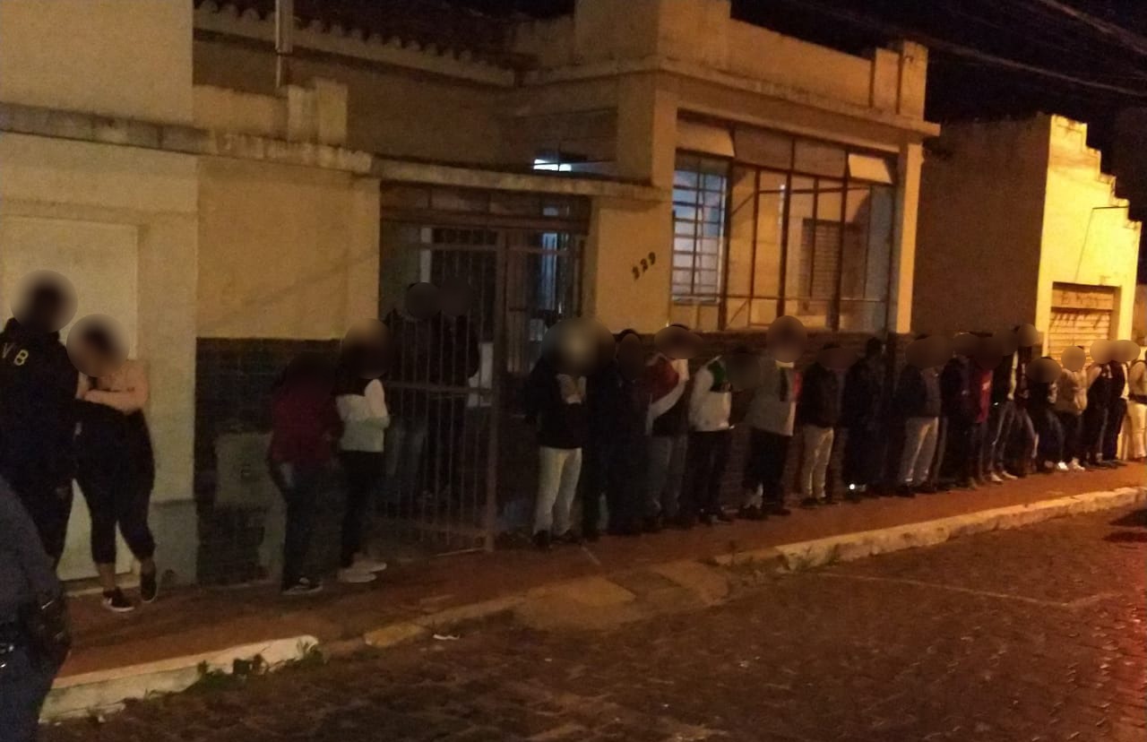 GCM interdita festa clandestina com mais de 20 pessoas em Itararé (SP)