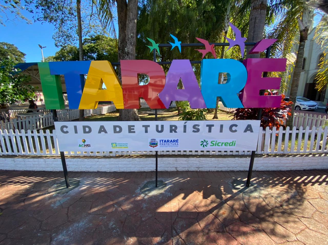 Em parceria com a ACE e Sicredi, Prefeitura de Itararé (SP) inaugura letreiro turístico