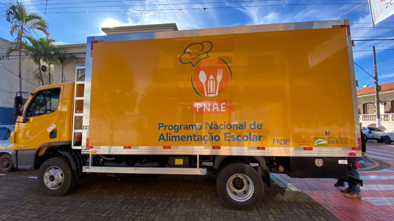 Prefeitura de Itararé (SP) recebe caminhão frigorífico para transporte de merenda escolar