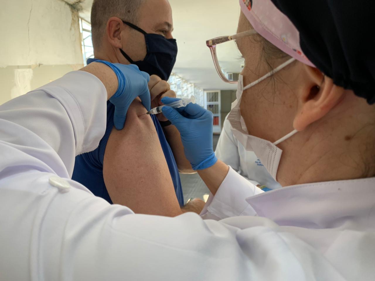 Calendário de vacinação: Idosos de 61 e 62 anos recebem a vacina contra a covid-19 em Itararé (SP)