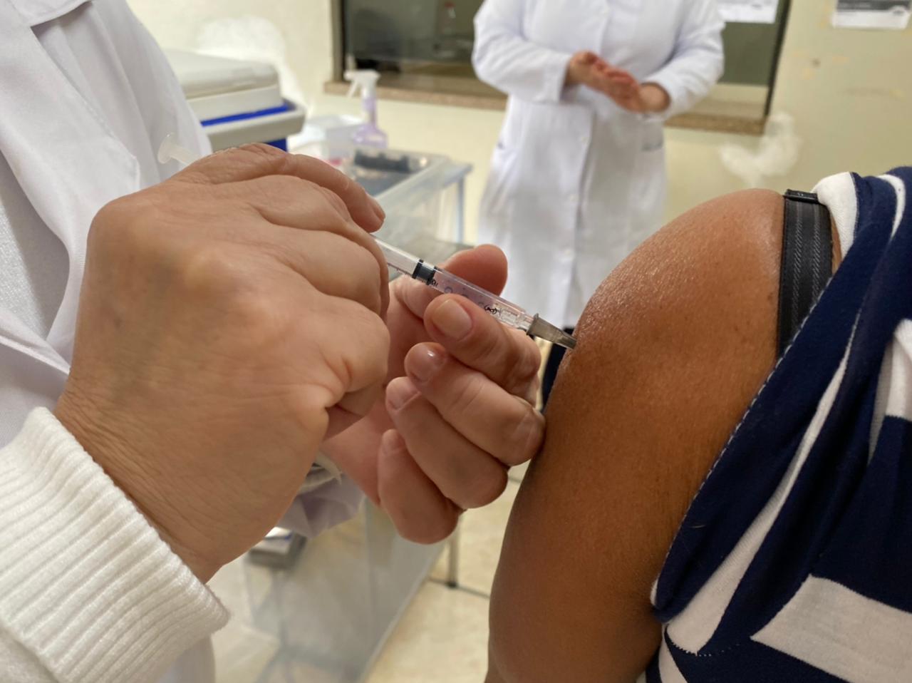 Calendário de vacinação: Pessoas de 39 e 40 anos recebem a primeira dose da vacina contra covid-19 nesta sexta (02) em Itararé (SP)