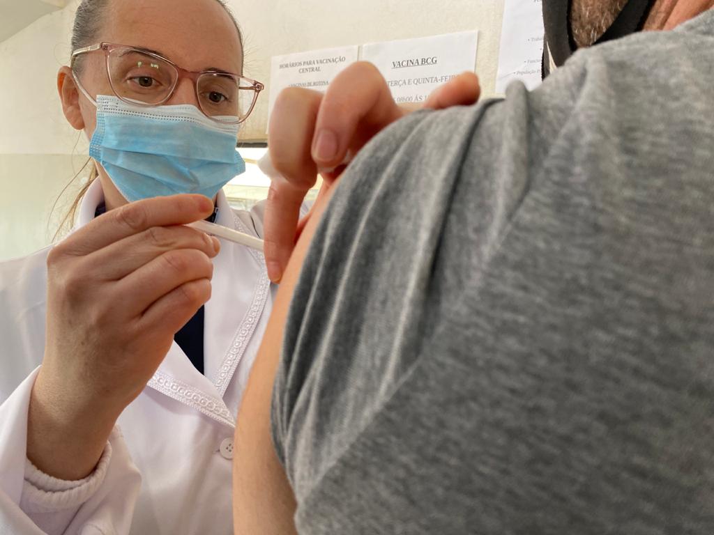 Calendário de vacinação: Pessoas de 34 anos recebem a primeira dose da vacina contra covid-19 nesta terça (13) em Itararé (SP)