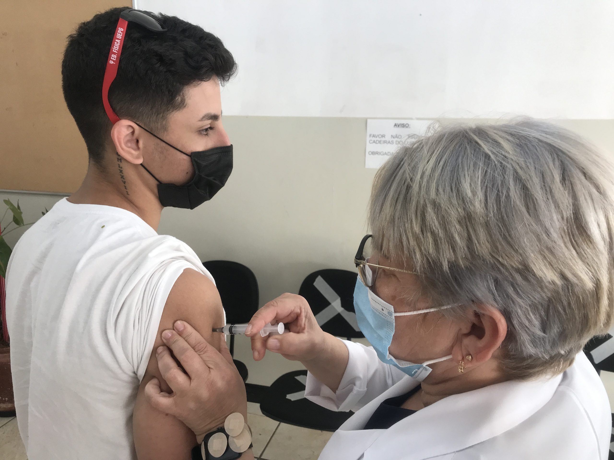 Calendário de vacinação: Jovens de 18 e 19 anos recebem a primeira dose da vacina contra covid-19 nesta terça (10) em Itararé (SP)