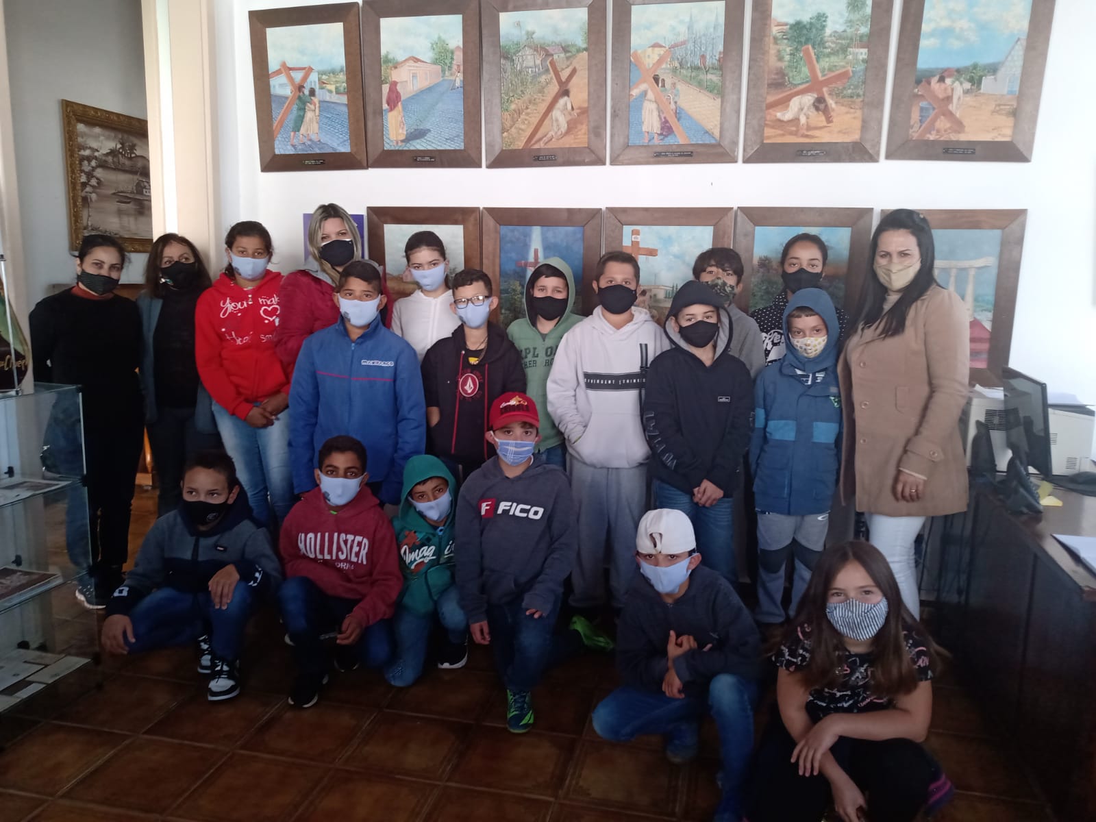 Alunos da Rede Municipal de Ensino de Itararé (SP) visitam exposição da III Semana Jorge Chuéri de Artes